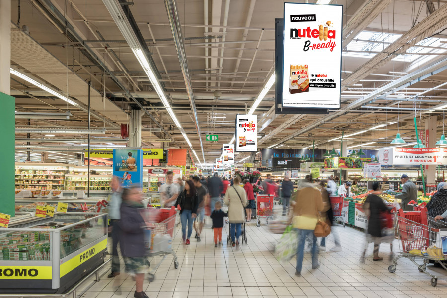 Todos los hipermercados del grupo estarán equipados con pantallas digitales que acompañarán al shopper en su entrada a tienda, en su recorrido por los pasillos y en su paso por caja.