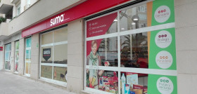 Ambos establecimientos cuentan con secciones de Panadería, Frutería,  Carnicería y Charcutería, destacando estas dos últimas destacadas por su amplio surtido y selección de producto.