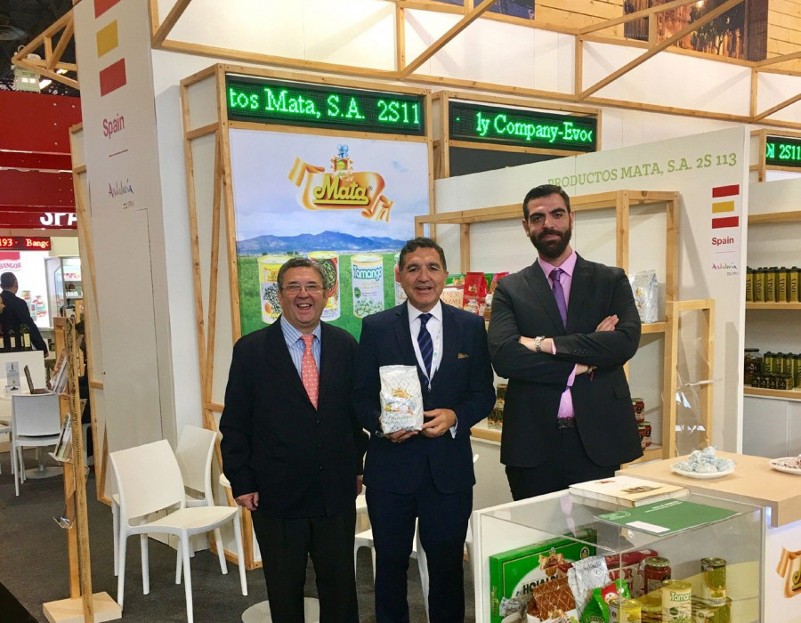 El secretario general de Economía y Conocimiento y presidente de Extenda, Gaspar Llanes, en el stand de Andalucía en SIAL.