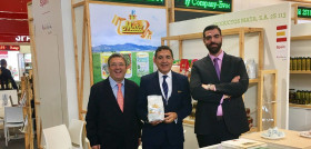 El secretario general de Economía y Conocimiento y presidente de Extenda, Gaspar Llanes, en el stand de Andalucía en SIAL.