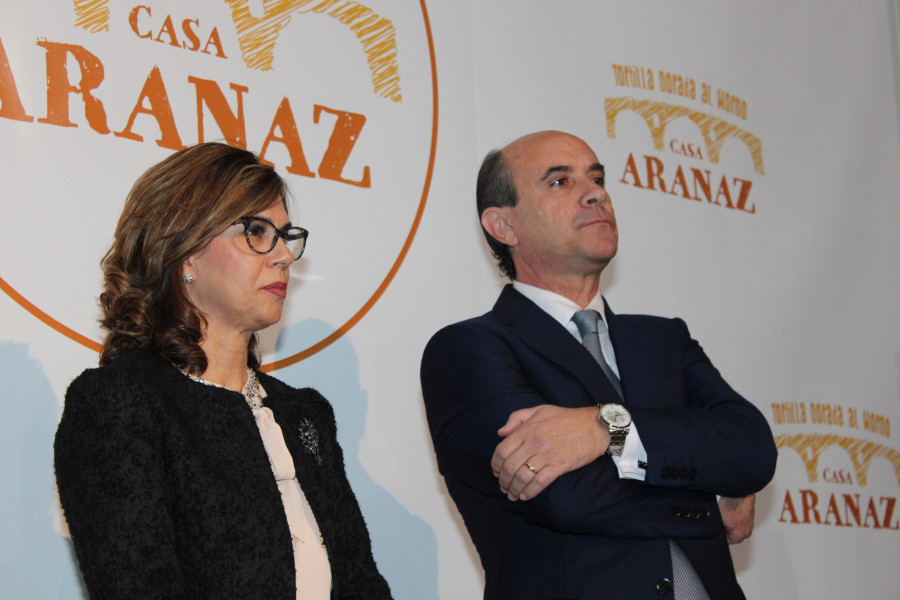 Luis María Aranaz, junto a su mujer Angelines Cobo, durante el acto de inauguración de las nuevas instalaciones.