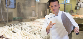 Carlos Maldonado, ganador de MasterChef 3, en la pescadería de Hipercor.