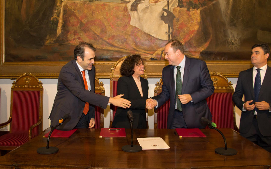 Un momento de la firma del convenio entre Covirán y la Universidad de Granada.