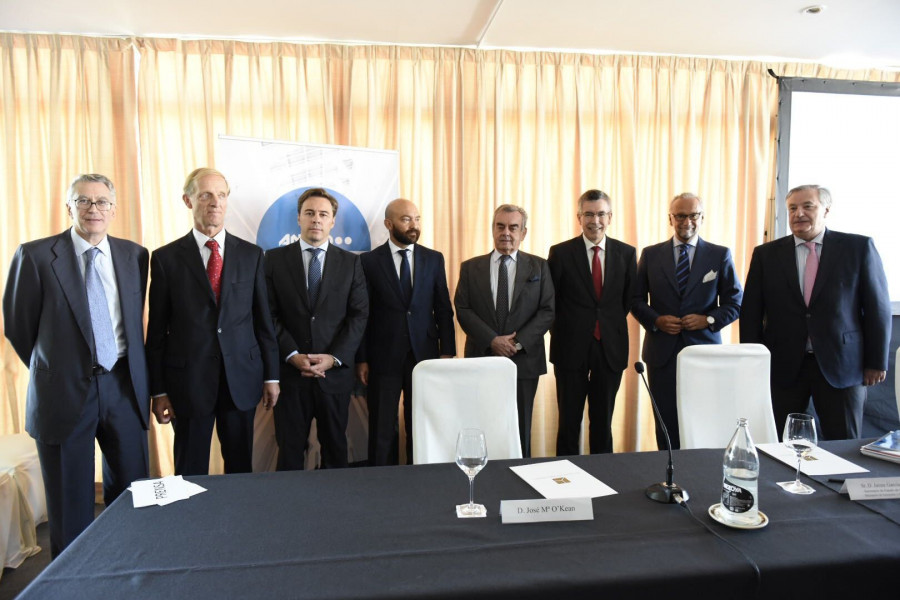 De izquierda a derecha: el presidente de Cortefiel, Miguel Ibarrola; presidente de Auchan España, Patrick Coignard; presidente de El Corte Inglés, Dimas Gimeno; el secretario de Estado de Comercio, 