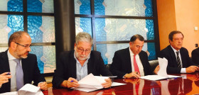 Un momento de la firma del acuerdo entre Grupo Ybarra y el ayuntamiento de Dos Hermanas.