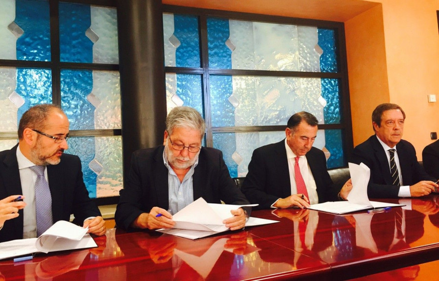 Un momento de la firma del acuerdo entre Grupo Ybarra y el ayuntamiento de Dos Hermanas.