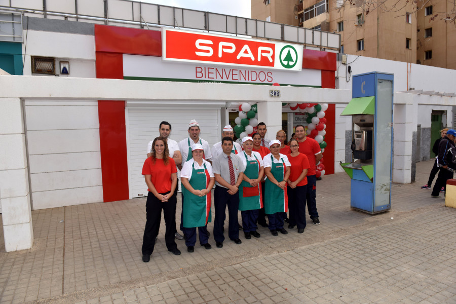 El supermercado está atendido por un grupo de profesionales del sector que trabajan para  ofrecer un buen servicio, con atención personalizada y cercanía.