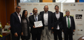 Pascal Clouzard y Fernando Burgaz, junto a los responsables de la empresa Reyes Gutiérrez durante el acto de entrega del premio.