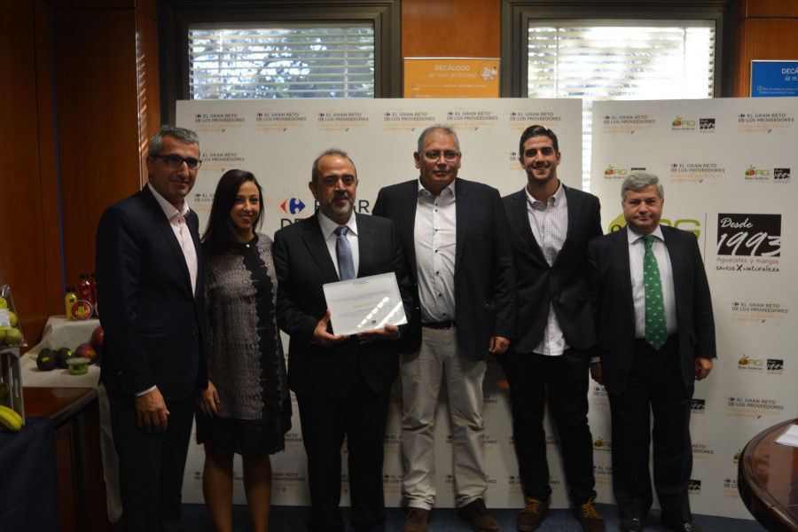 Pascal Clouzard y Fernando Burgaz, junto a los responsables de la empresa Reyes Gutiérrez durante el acto de entrega del premio.