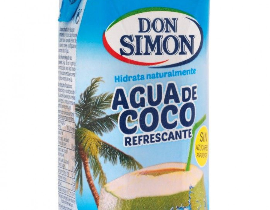 El agua de coco contiene magnesio, sodio y calcio en cantidades mayores que muchas bebidas deportivas.
