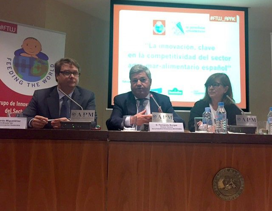 De izquierda a derecha: Ricardo Migueláñez, coordinador del Grupo de Innovación Sostenible; Fernando Burgaz, director general de la industria alimentaria (Magrama), y Lourdes Zuriaga, presidenta de