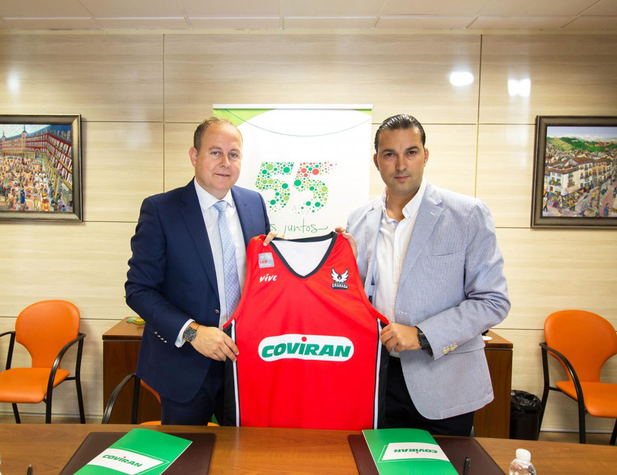 El presidente del Grupo Covirán, Luis Osuna y el presidente de la Fundación, Óscar Fernández, durante el acto de firma del acuerdo.