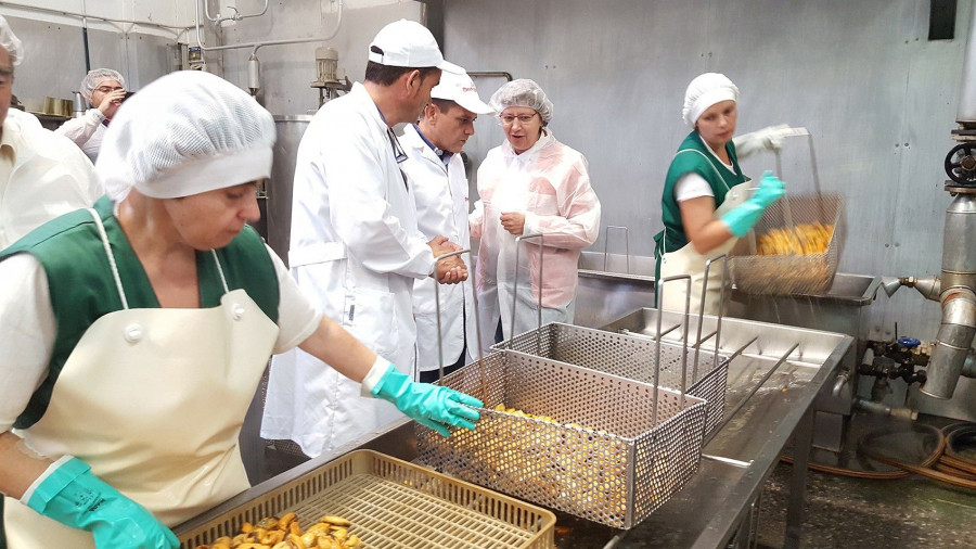 La conselleira destacó la apuesta por la calidad y la tradición en la elaboración de conservas que distinguen a la firma de A Pobra do Caramiñal.