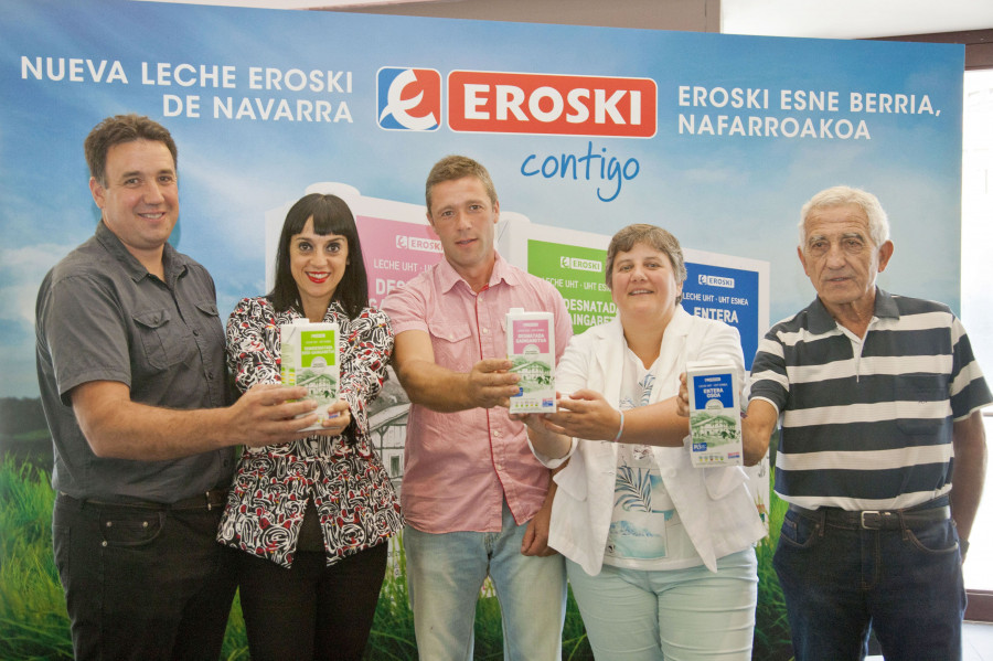 Ganaderos de Saiona y representantes de Eroski, durante la presentación de la nueva leche producida al 100% en Navarra.