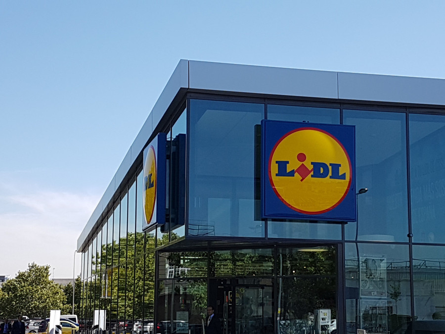 La nueva tienda eco­sostenible de Coslada tiene una imagen exterior moderna y atractiva, un gran parking accesible y  anchos pasillos.