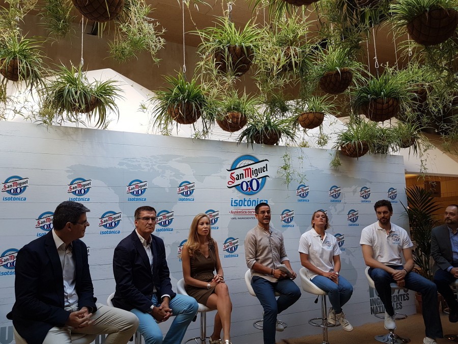 La nueva cerveza se ha presentado de la mano de Mireia Belmonte y Pau Gasol, embajadores de San Miguel 0,0, acompañados de expertos en nutrición y medicina deportiva, además de responsables de la c