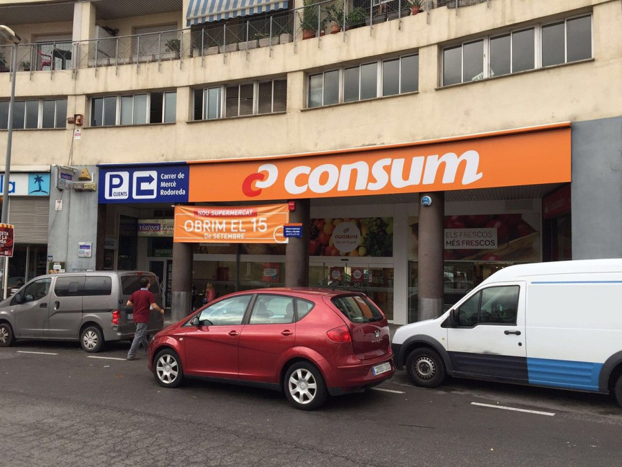 Para facilitar el acceso de los clientes, el establecimiento dispone de 105  plazas de aparcamiento.