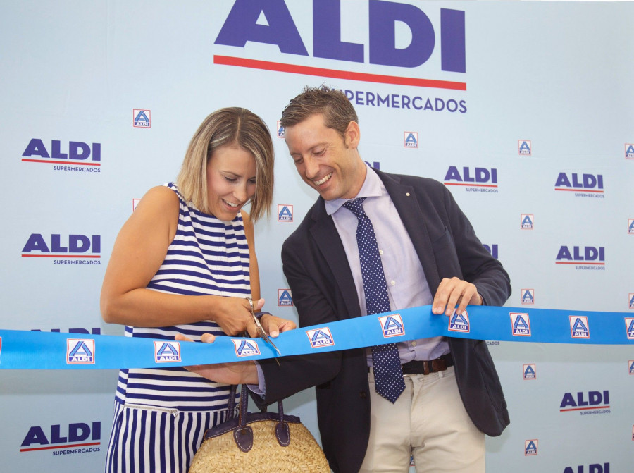 Maria Isabel Bauzá, delegada de políticas sociales del Ayuntamiento de Manacor, cortó la cinta inaugural del nuevo supermercado.