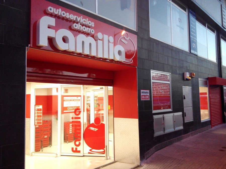 Fachada del nuevo supermercado Familia en A Coruña.