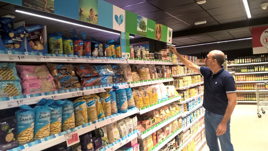El supermercado dispone de un surtido de más de 3.500 productos de marcas de fabricantes líderes y marcas propias.