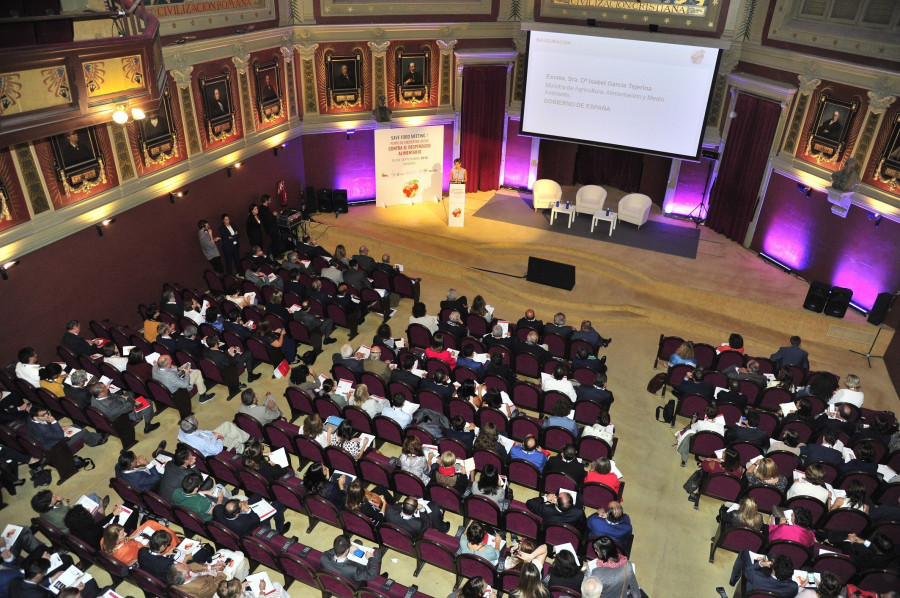 La ministra de Agricultura, Alimentación y Medio Ambiente, Isabel García-Tejerina, inauguró la jornada en el Ateneo de Madrid, a la que asistieron más de 300 personas.
