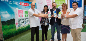 De izquierda a derecha: el alcalde de Karrantza, Raúl Palacio; la directora Comercial de Alimentación de EROSKI, Beatriz Santos; el Director de Calidad e Industrias Alimentarias del Gobierno Vasco, 