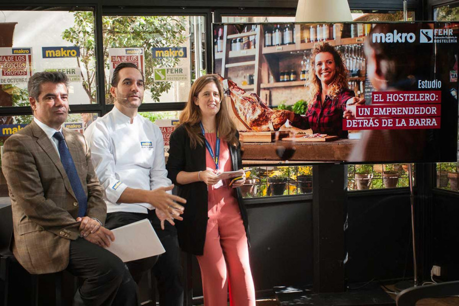 Emilio Gallego, el chef Mario Sandoval y Lucía Gomez-Rúa durante la presentación de la iniciativa para promover el consumo en la hostelería los martes.
