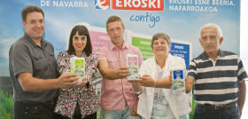 Ganaderos de Saiona y representantes de Eroski durante la presentación de la nueva leche EROSKI producida al 100% en Navarra que la cooperativa venderá en sus tiendas en la comunidad foral.