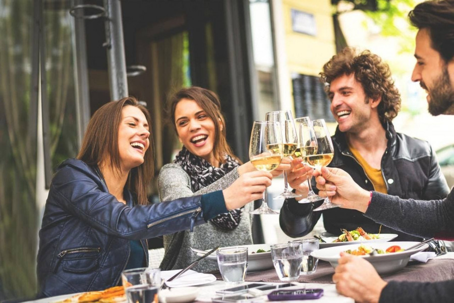 Para la gran mayoría el momento de compartir un vino D.O. es en un acto social y de disfrute y un 76% asegura que le gusta compartirlo con amigos y también con la pareja (71%).