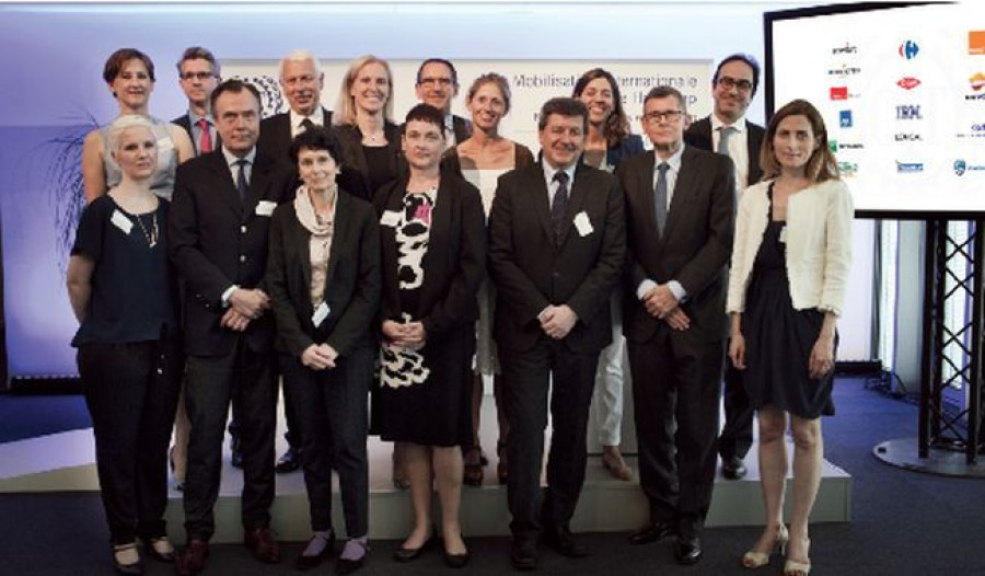 Foto de los participantes en la firma.