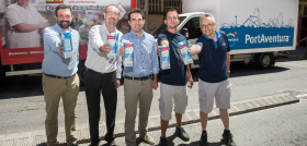 Los trabajadores de estas empresas se han sumado a la campaña de recogida de leche para familias en riesgo de exclusión social.
