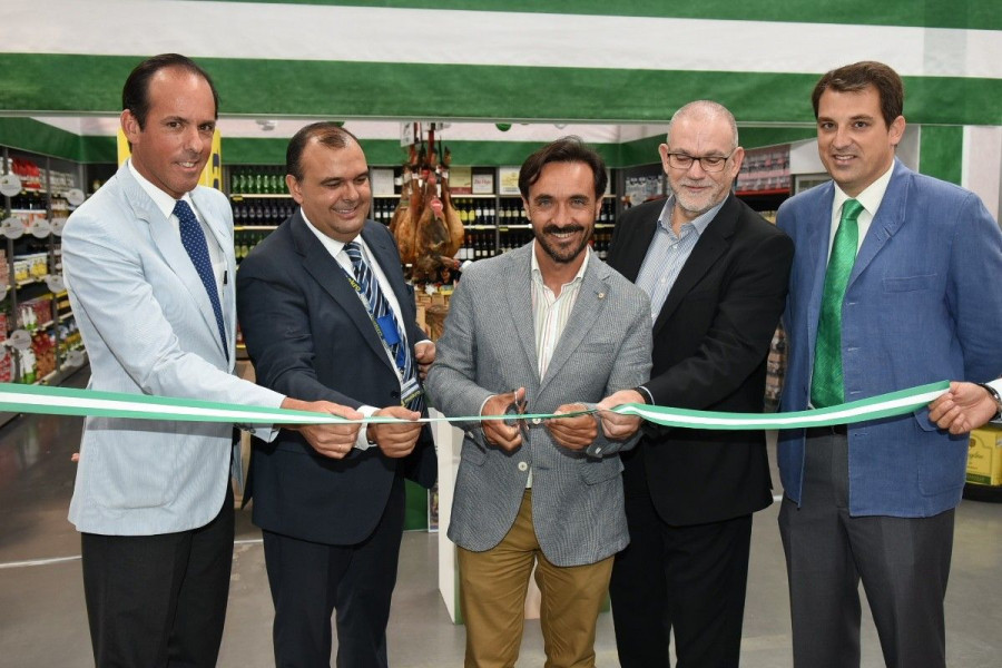 El centro de Makro de El Puerto Santa María has sido el lugar donde se ha puesto en marcha una nueva edición de la campaña especial Sabores de Andalucía junto a la Asociación Empresarial, Landalu