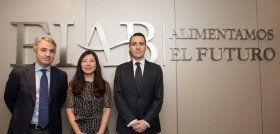 De izda. a dcha., Julio Pérez, consejero de FIAB, Sophie Wu, presidenta Alibaba.com, Ignacio Garamendi, director Desarrollo de Negocio de la IAB de FIAB.