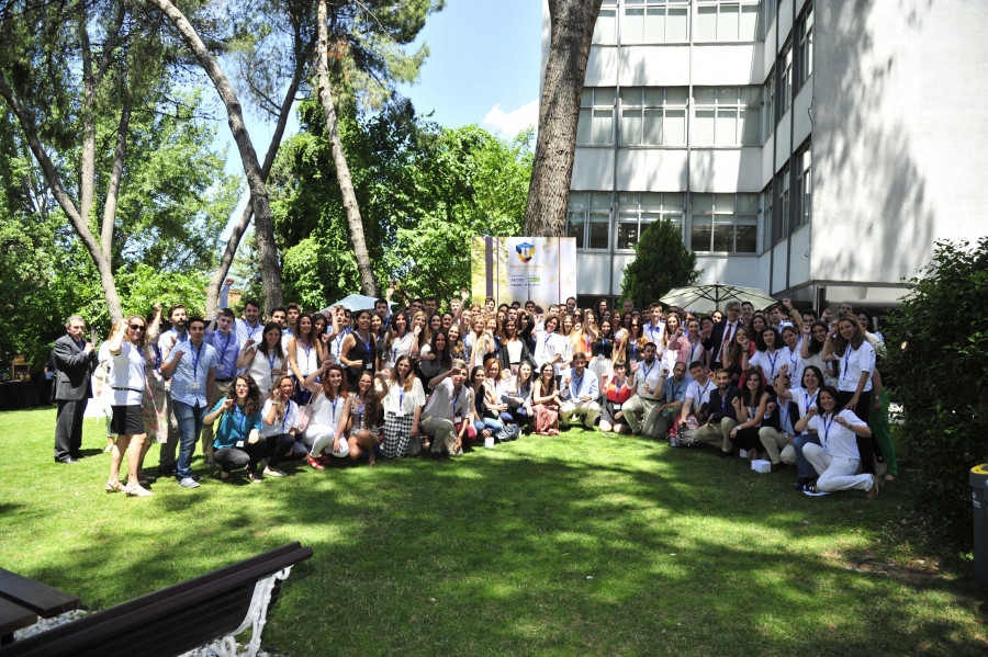 Grupo de los 100 participantes y 15 empresas.