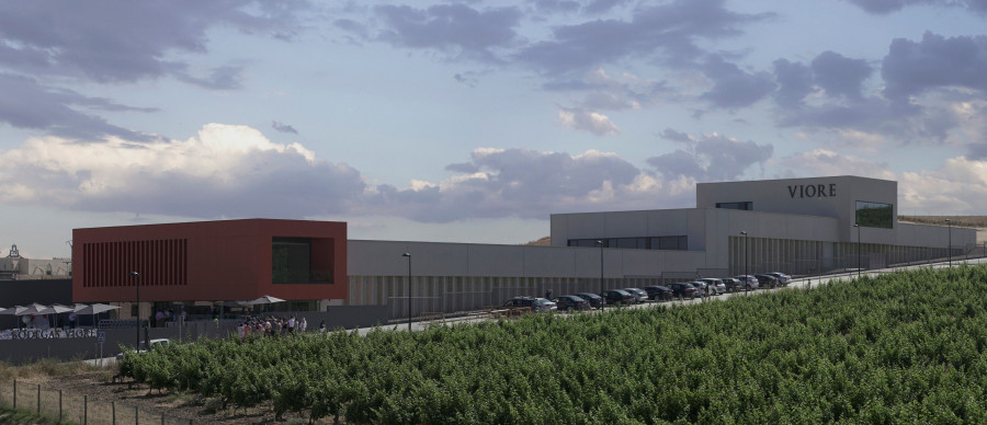 La bodega se alza sobre una parcela de dos hectáreas de superficie en el extrarradio de Rueda y sus 2.500 m2 edificados cuentan con modernos equipamientos para la elaboración de uva.