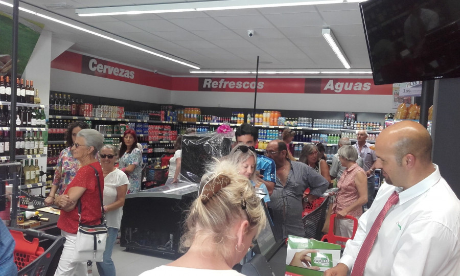 El supermercado tiene una sala de ventas de 300 m2 y 2 cajas de salida.
