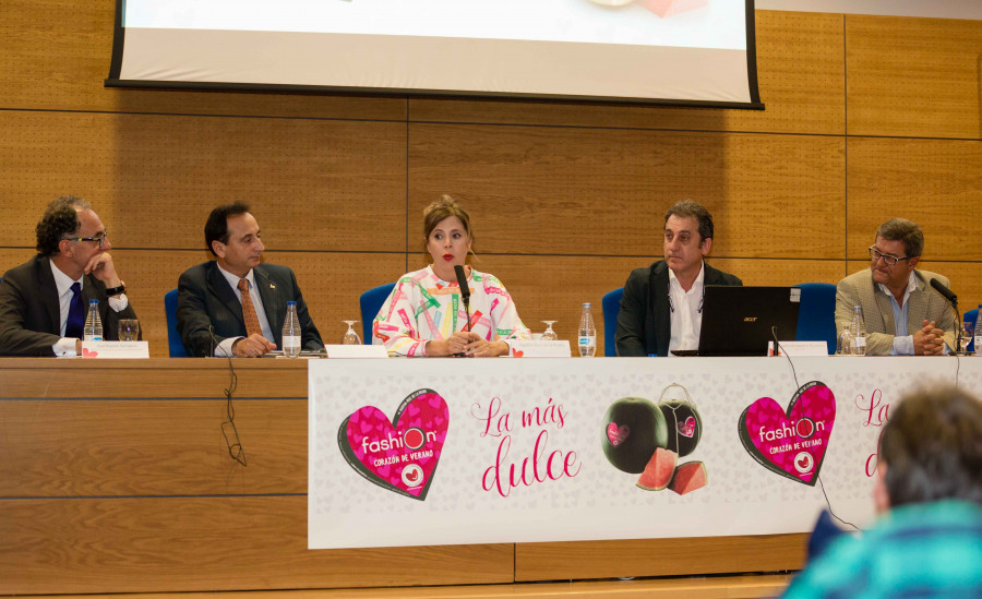 Ágatha Ruíz de la Prada ha acudido a la presentación a uno de los puestos asociados con Sandía Fashion, donde ella misma ha inaugurado la puesta del nuevo etiquetado.