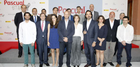 Los emprendedores premiados junto a la ministra de Agricultura, Isabel García Tejerina, y otras autoridades.