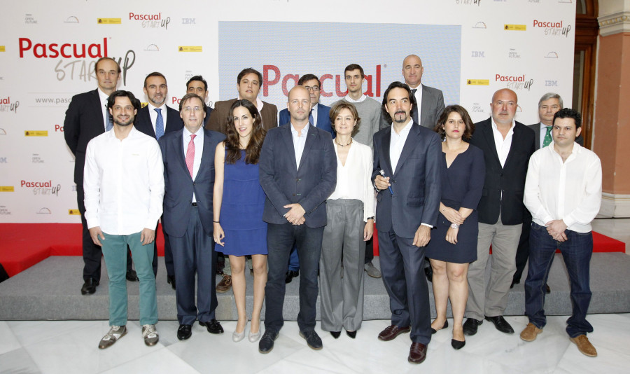 Los emprendedores premiados junto a la ministra de Agricultura, Isabel García Tejerina, y otras autoridades.