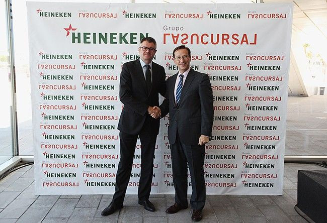 Javier de Andrés, director Gastronómico del Grupo La Sucursal y Pablo Mazo, director Regional de Relaciones Institucionales de Heineken España, en un momento de la presentación.