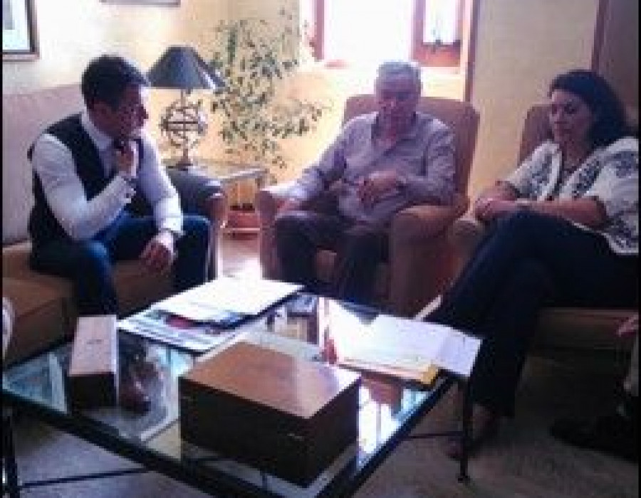 La directora de las Operaciones de la Zona Centro de la compañía, Marta Simón, se reunió con el alcalde de Illescas, José Manuel Tofiño, y con Francisco Rodríguez, coordinador del Área de Obra