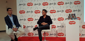 Momento de la presentación de la colaboración entre Alejandro Sanz y Nocilla.