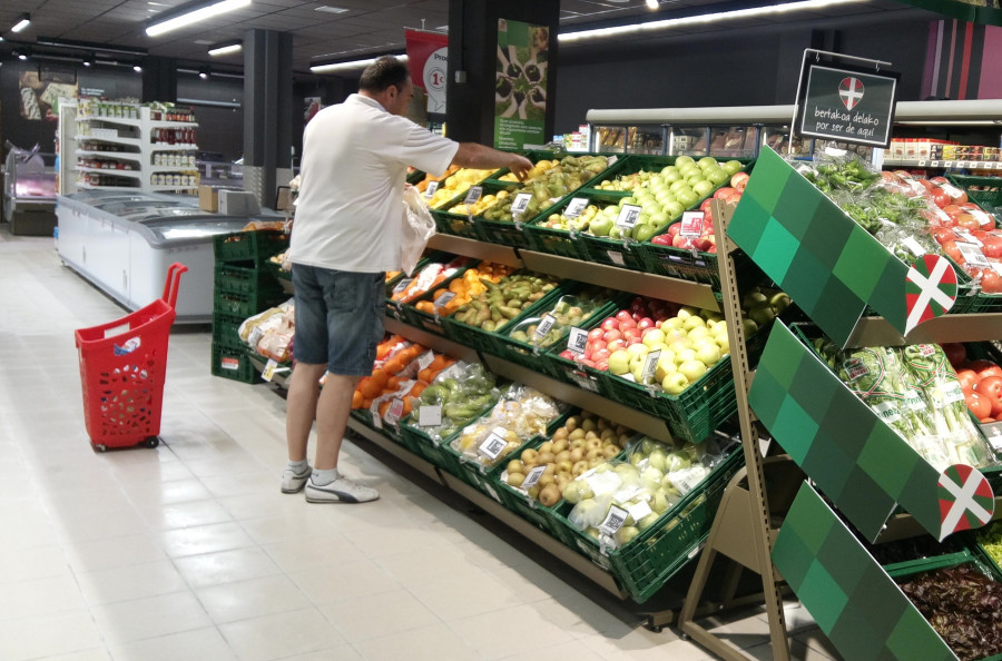 Cuenta con una amplia oferta de alimentos frescos, especialmente frutas y verduras locales de temporada.