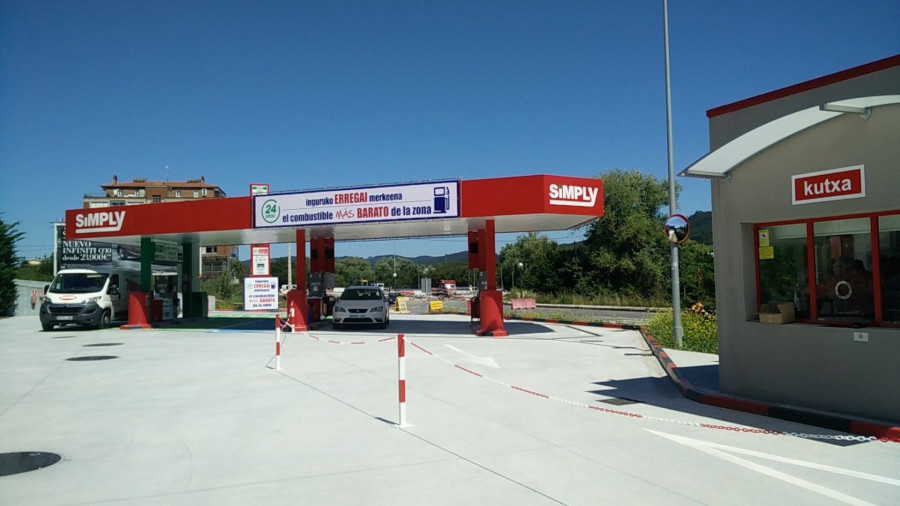 La gasolinera Simply de Mungia cuenta 3 surtidores dobles.