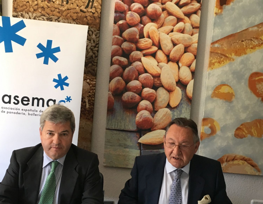 Fernando Burgaz, director general de Industria Alimentaria del Ministerio de Agricultura, Alimentación y Medio Ambiente (Magrama), y Felipe Ruano, presidente de Asemac, en la presentación.
