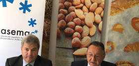 Fernando Burgaz, director general de Industria Alimentaria del Ministerio de Agricultura, Alimentación y Medio Ambiente (Magrama), y Felipe Ruano, presidente de Asemac, en la presentación.