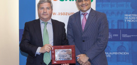Fernando Burgaz, director general de la industria alimentaria, recibe el reconocimiento anual de Asozumos de manos de su presidente, Javier Lorenzo.