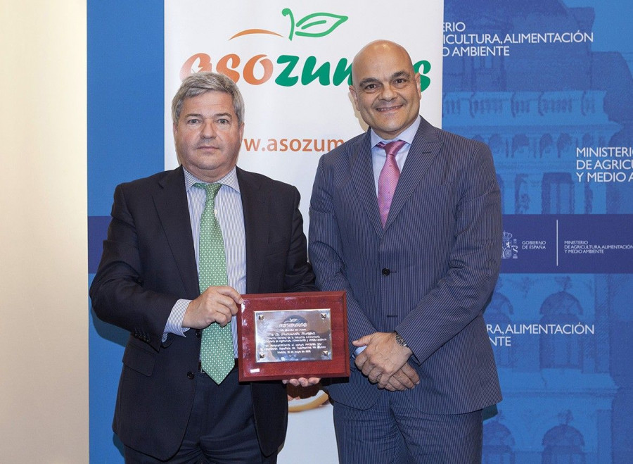 Fernando Burgaz, director general de la industria alimentaria, recibe el reconocimiento anual de Asozumos de manos de su presidente, Javier Lorenzo.