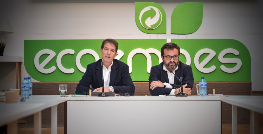 De izda a derecha Oscar Martin, ceo de Ecoembes, e Ignacio Gonzalez, presidente de Ecoembes, en un momento de la presentación.