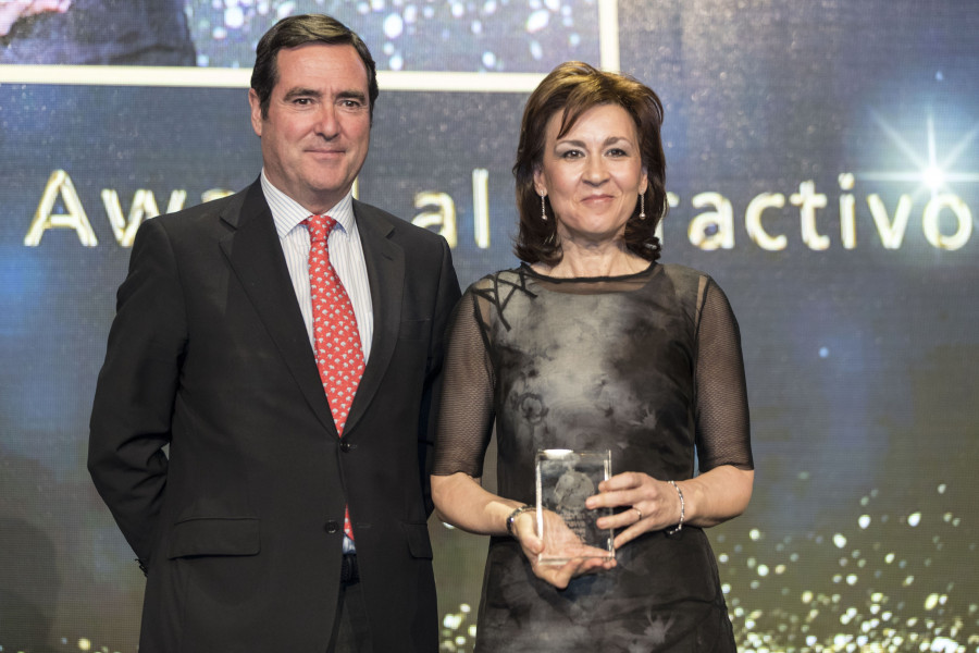 Rosario Iglesias, responsable del departamento de selección de El Corte Inglés, fue la encargada de recoger el galardón, que lo entregó Antonio Garamendi, presidente de CEPYME y vicepresidente de 